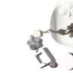 Chunky necklace in white an..