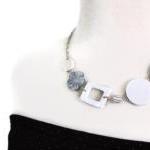 Chunky necklace in white an..