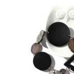 Black bracelet with magneti..
