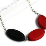 Chunky bead necklace. Black..