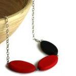 Chunky bead necklace. Black..