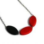 Chunky bead necklace. Black..