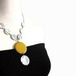 Chunky necklace in yellow, ..