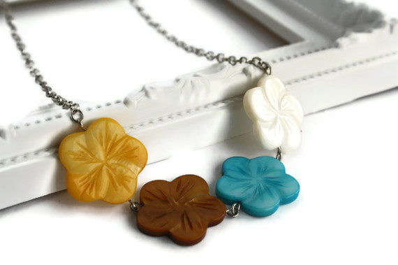 Chunky necklace, Hawaiian flowers in blue, brown, yellow and white lake shells beads. Beach resort jewelry.