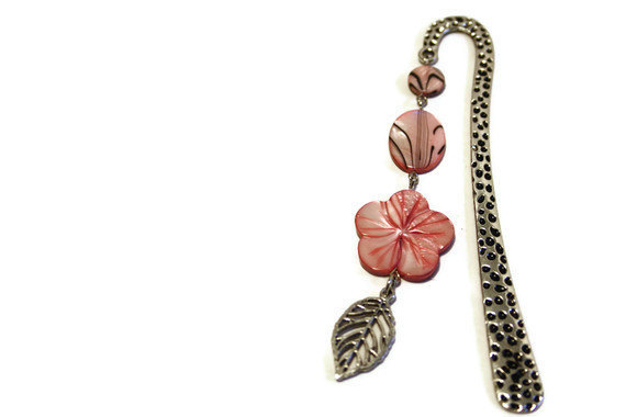 Beaded bookmark. Perfect gift for readers, teachers and any book lover. Pastel pink shell beads. Ready to ship.
