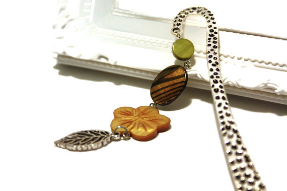 Bookmark with pendant. Beaded bookmark. Perfect gift for readers, teachers and any book lover. Green and brown shell beads. Ready to ship.