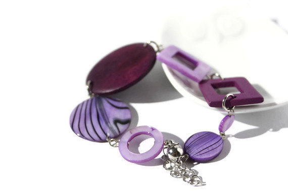 Purple chunky bracelet with magnetic clasp. Beaded bracelet in purple. Ready to ship.