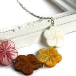 Chunky necklace with Hawaiian flowers in pink, brown and white lake shells beads. Ready to ship.
