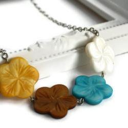 Chunky necklace, Hawaiian flowers in blue, brown, yellow and white lake shells beads. Beach resort jewelry.