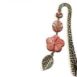Beaded bookmark. Perfect gift for readers, teachers and any book lover. Pastel pink shell beads. Ready to ship.